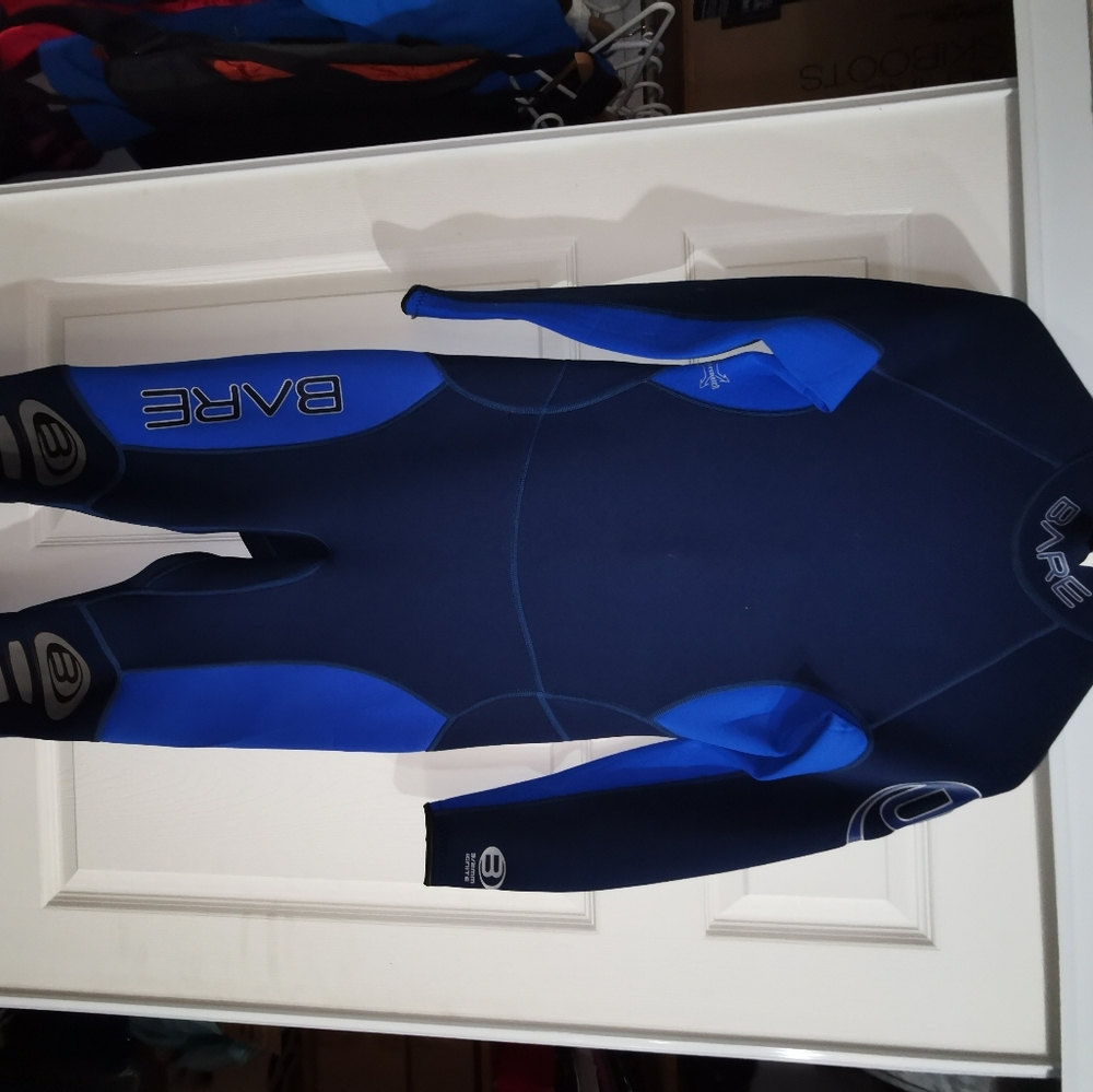Bare Wetsuit size medium